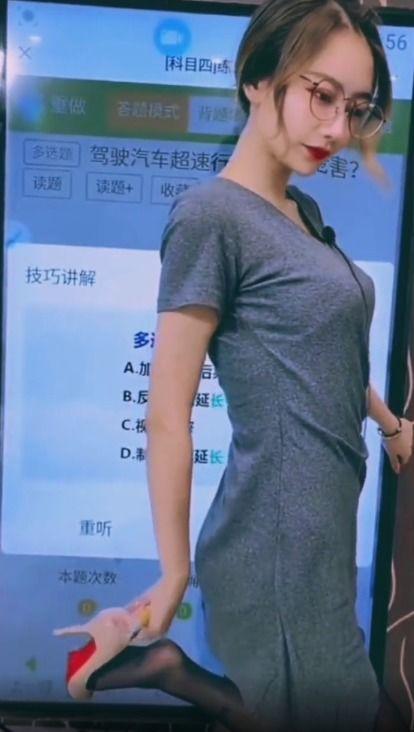 丝袜美女诱惑的视频,美腿风情一瞥