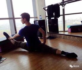 男人跳舞教学视频,跟随男人跳舞教学视频，轻松掌握舞步技巧